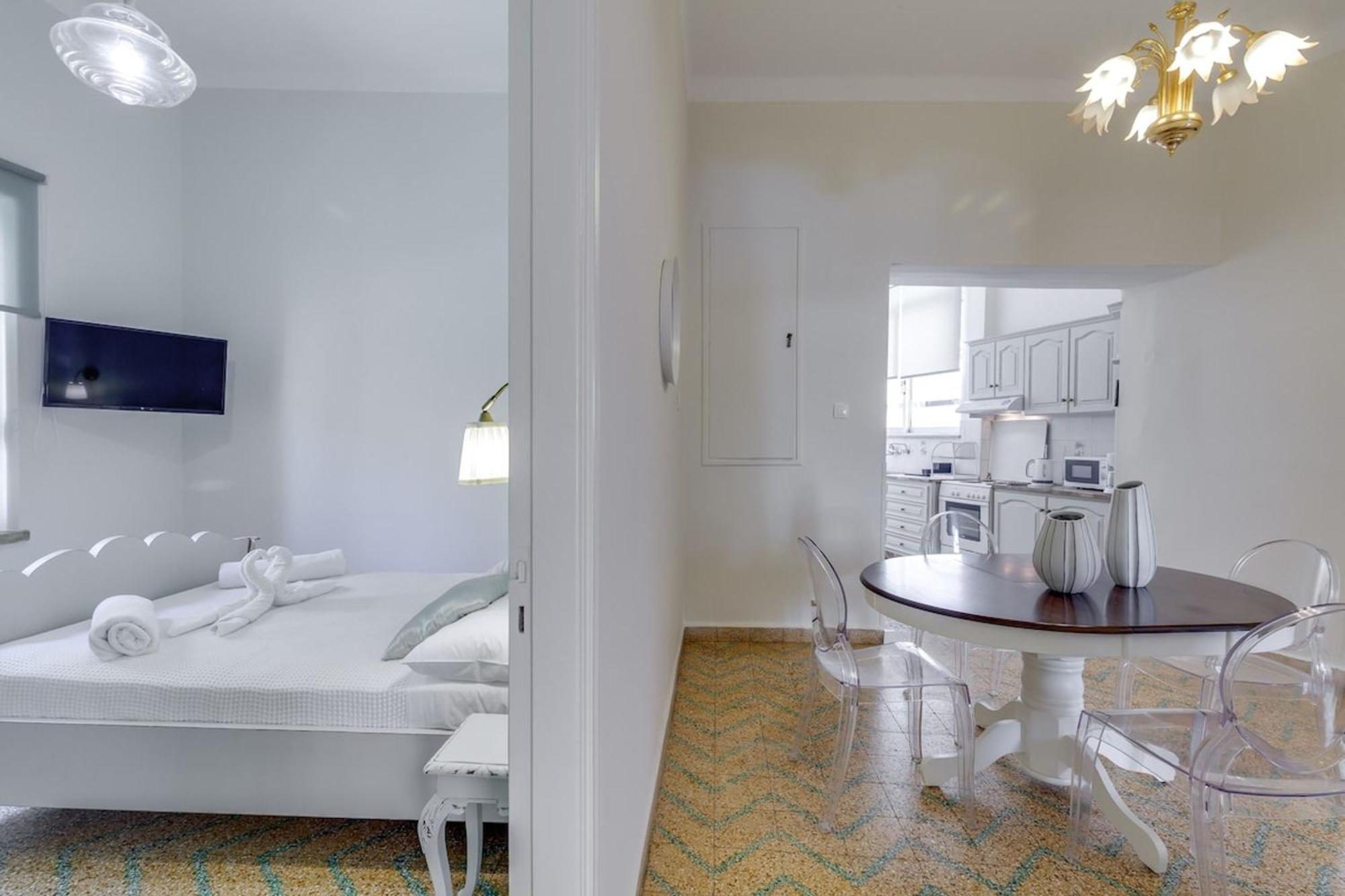 Samouil Apartment Steps From The Beach Ханья Экстерьер фото